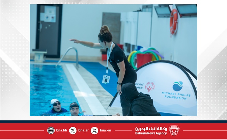 انطلاق الورش النظرية والعملية في الدورة التدريبية الإقليمية لأبطال السباحة في البحرين